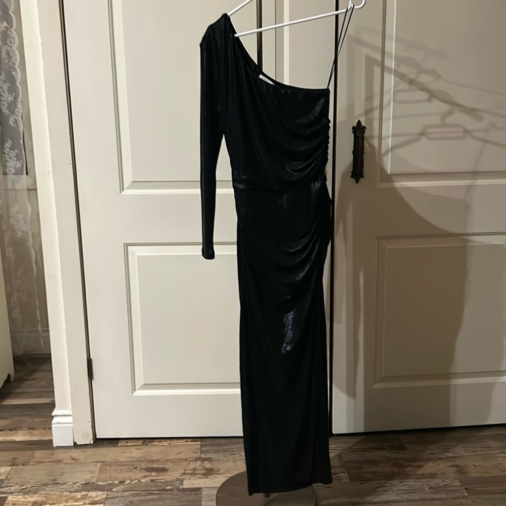 Promesa Dark Lady one shoulder dress
